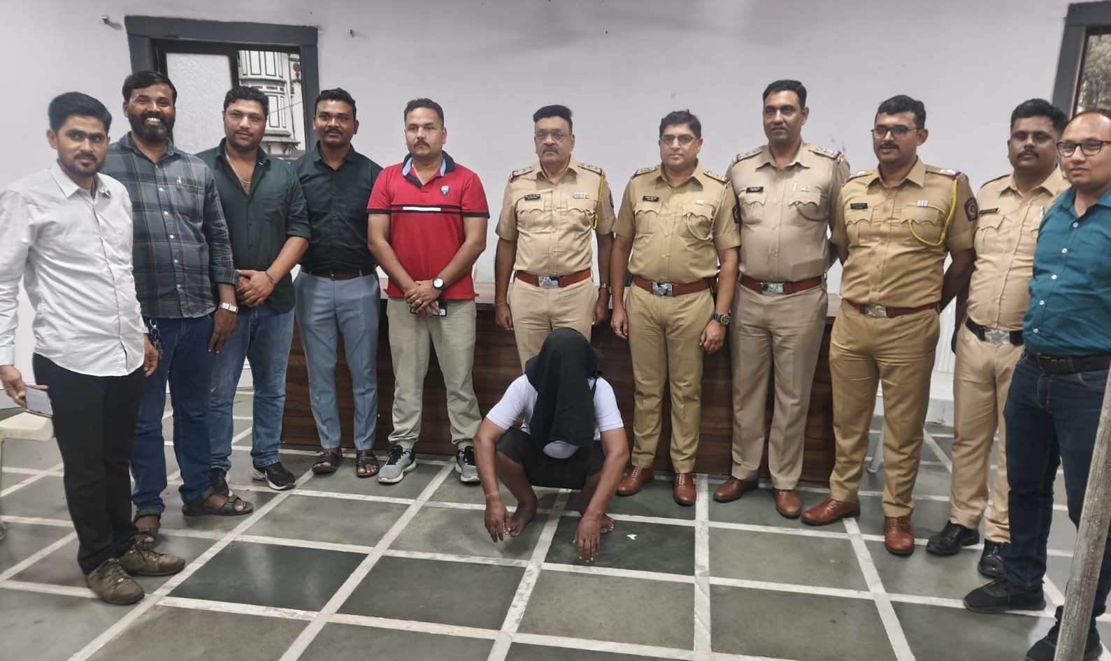 मुंबई में पहचान बदलकर रह रहा था हत्या का आरोपी, बरही पुलिस ने किया गिरफ्तार, 2018 में हुई थी हत्या, 10 हजार का इनामी था आरोपी 2 IMG 20251108 WA09292