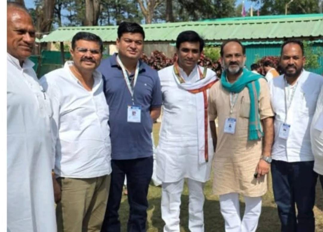 राहुल की सहजता के कायल हुए कांग्रेस जिलाध्यक्ष, आत्मीयता से भरे माहौल में जिलाध्यक्षों के परिजनों के साथ भोजन किया राहुल गांधी ने 4 IMG 20251109 WA0459