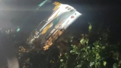 तीर्थयात्रियों से भरी बस-कार में भिड़ंत, खाई में गिरने से 4 की मौत, कई घायल 7 IMG 20251103 234115