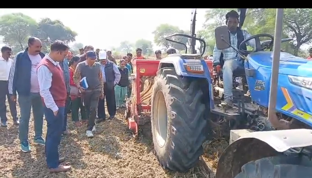 ऊबड़-खाबड़ रास्तों और मेंढ़ पर पैदल चलकर खेतों में पहुंचे कलेक्टर, नरवाई प्रबंधन के नवाचारों को देखा 3 Screenshot 20251113 132123 WhatsApp2
