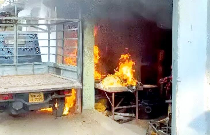 छेड़छाड़ के विरोध का बदला, बदमाशों ने टेंट हाउस जला डाला, कार-ऑटो तोड़े 1 Untitled 2 copy 13