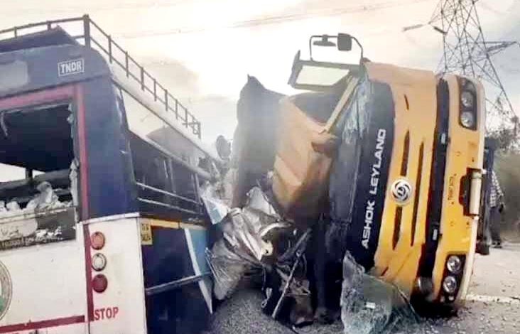 तेलंगाना में दर्दनाक हादसा : ट्रक और बस के बीच हुई भीषण टक्कर, 20 लोगों की मौत, 10 घायल 1 Untitled 7 copy