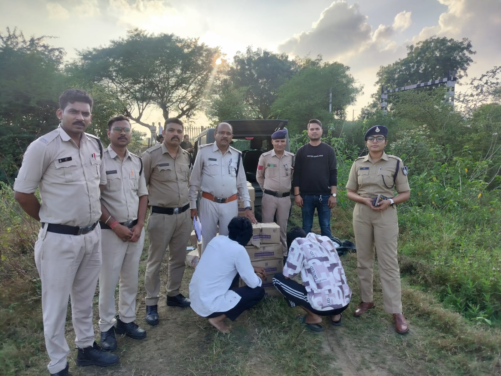 भोपाल: कार से अवैध शराब तस्करी, पुलिस ने दो तस्करों को शराब के साथ दबोचा 2 WhatsApp Image 2025 11 03 at 14.48.06