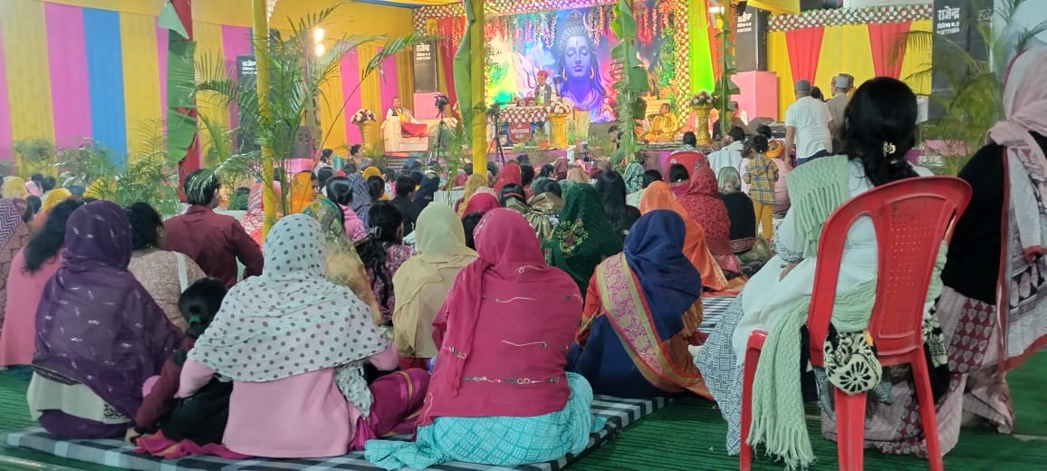 कोलार में गूंजे शिवपुराण के दिव्य स्वर, कथा सुनने उमड़े श्रद्धालु 2 WhatsApp Image 2025 11 11 at 14.37.45