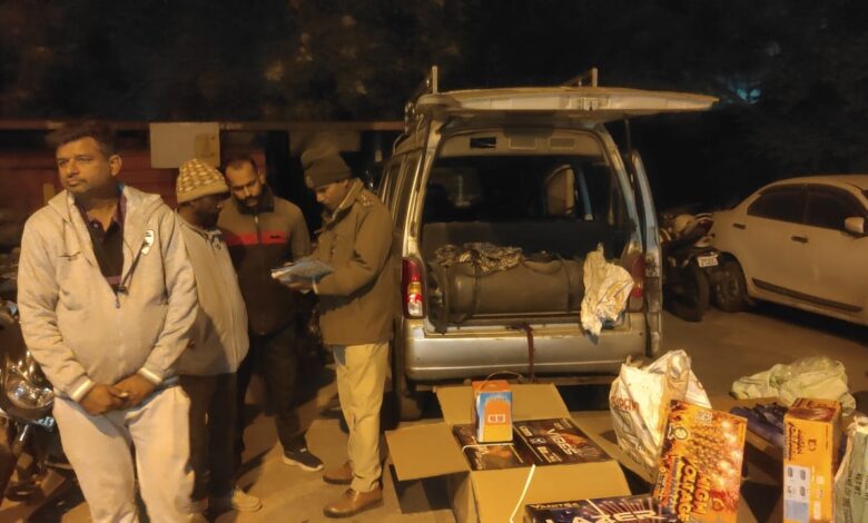 पुलिस ने पकड़ी अवैध पटाखों से भरी वैन, आरोपी गिरफ्तार 1 WhatsApp Image 2025 11 11 at 18.27.28 1