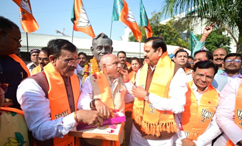 बिहार में 'महाविजय' का जश्न: एमपी में बीजेपी ने मनाया रिकॉर्ड जीत का उत्सव, कांग्रेस नेतृत्व पर प्रहार 1 WhatsApp Image 2025 11 14 at 17.29.52