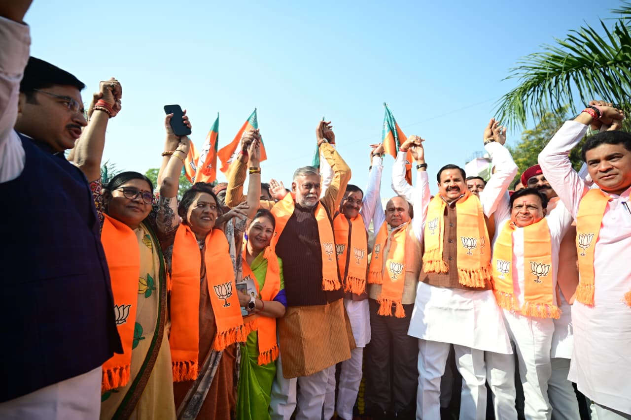 बिहार में 'महाविजय' का जश्न: एमपी में बीजेपी ने मनाया रिकॉर्ड जीत का उत्सव, कांग्रेस नेतृत्व पर प्रहार 2 WhatsApp Image 2025 11 14 at 17.29.53