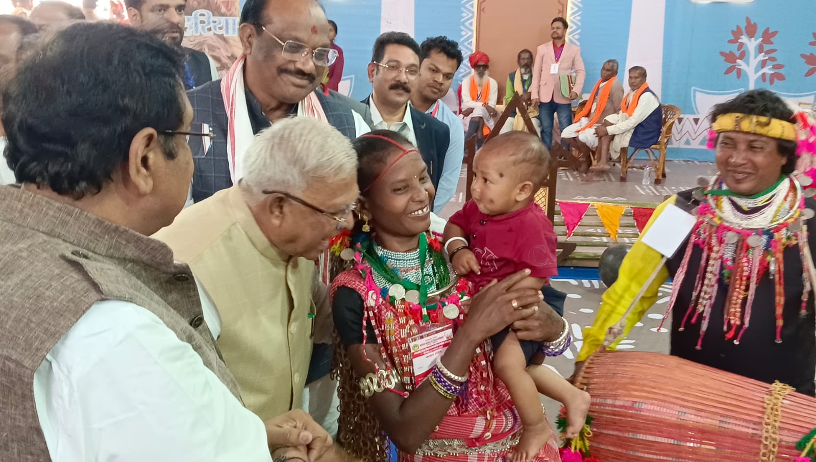 बिरसा मुंडा जयंती पर सजी विरासत और परंपराओं की रंगारंग प्रदर्शनी 3 WhatsApp Image 2025 11 15 at 14.43.05