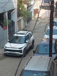 आपसी झगड़े में बीच सड़क पर खड़ी कर दी कार, कॉलोनी वासियों का रास्ता दस दिन से बंद 2 WhatsApp Image 2025 11 24 at 18.38.06 1