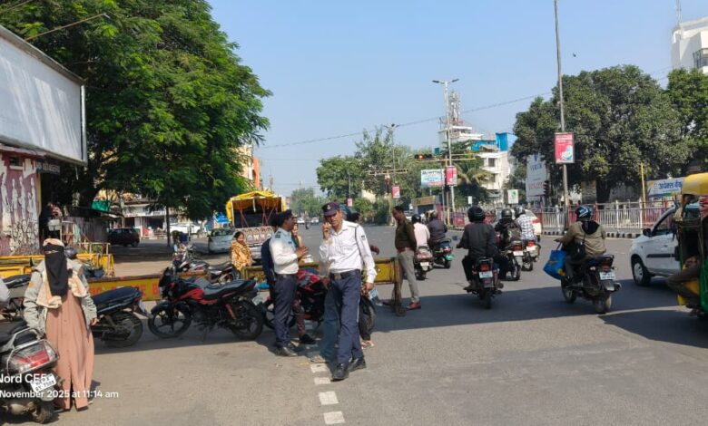 चालानी कार्रवाई में व्यस्त यातायात अमला, वाहन चालक तोड़ रे नियम 1 a0640f21 f3ca 4373 b590 d703a4c70d87