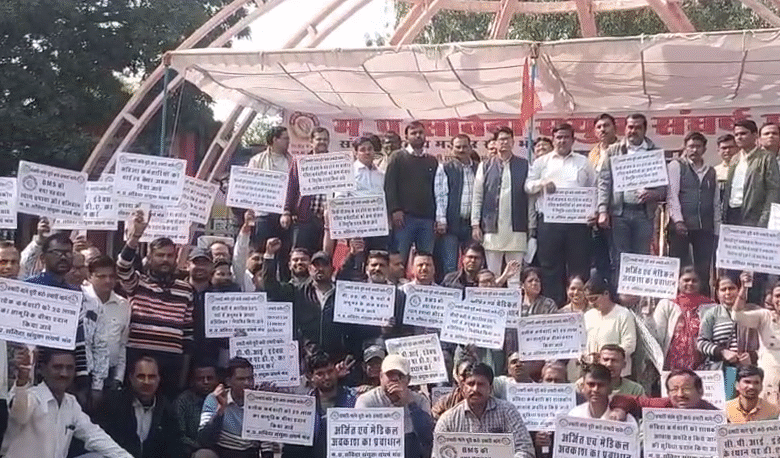 अंबेडकर पार्क में संविदा कर्मचारियों का 'हल्ला बोल' 9 सूत्रीय मांगों को लेकर विरोध प्रदर्शन 1 andolan