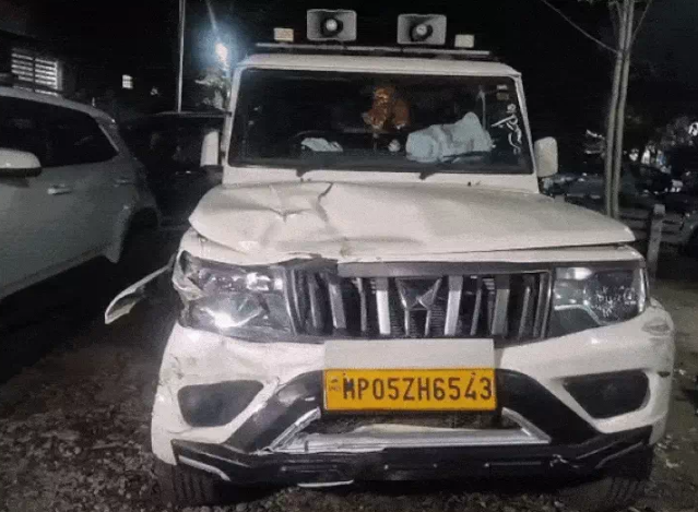 नशे में धुत कार चालक ने सिग्नल पर खड़े वाहनों में मारी जोरदार टक्कर, एक बाइक घसीटती ले गई 1 bolero