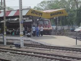 वैध वेंडर बेलगाम, यात्रियों की सुरक्षा के लिए खतरा 6 download 2025 11 17T140118.903