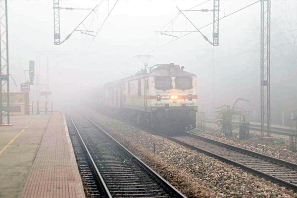 कोहरे ने बिगाड़ी ट्रेनों की रफ्तार गोंडवाना एक्सप्रेस 2 घंटे लेट 1 017