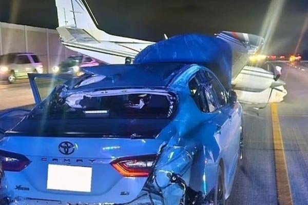 फ्लोरिडा में क्रैश लैंडिंग के दौरान हाइवे पर कार से टकराया प्लेन 1 03 7