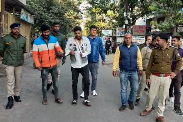 कुख्यात बदमाश अमन चक्रवर्ती और उसके गुर्गे गिरफ्तार, पुलिस ने निकाला जुलूस 1 05 11