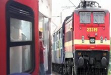 ट्रैक किनारे खेल रहे बच्चों की शरारत: ट्रेन का शीशा चटका, कोई घायल नहीं 11 05 9