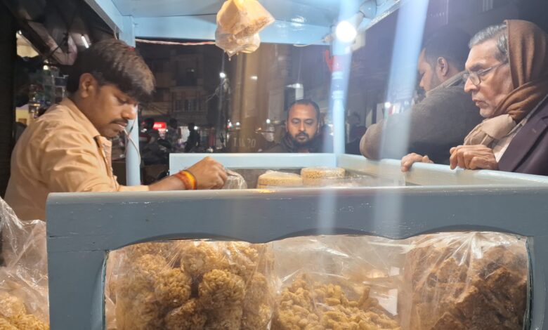 सर्दी के मौसम में महक बिखेर रहा गुड़ पट्टी का विशिष्ट स्वाद 1 20251218 203021