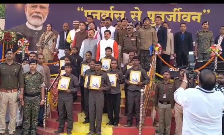 नक्सलवाद पर बड़ी चोट: बालाघाट में 10 नक्सलवादी हथियारों समेत मुख्यमंत्री के समक्ष आत्मसमर्पण 1 IMG 20251207 WA0037