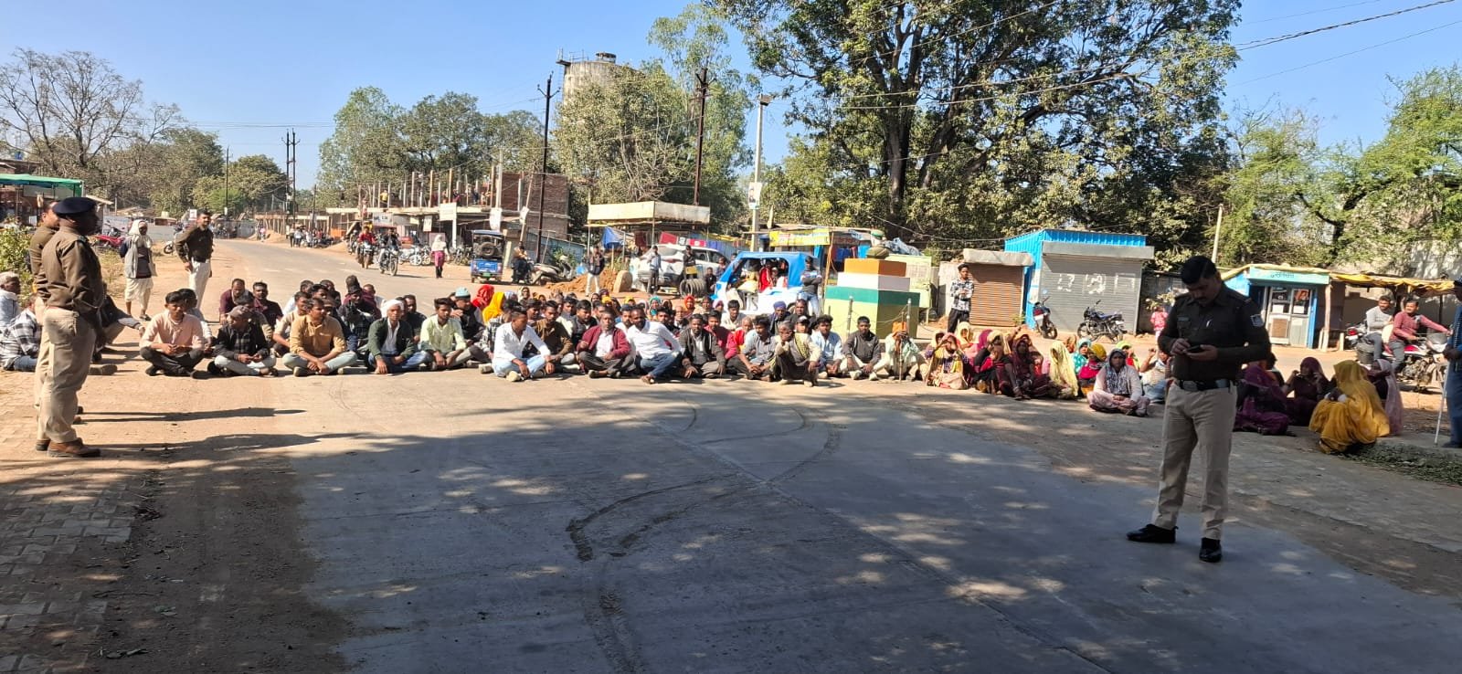 रेल ट्रैक पर मिली युवक की लाश, आक्रोशित परिजनों का हंगामा, कटनी-शहडोल मुख्य मार्ग पर चक्काजाम 2 IMG 20251208 WA0652