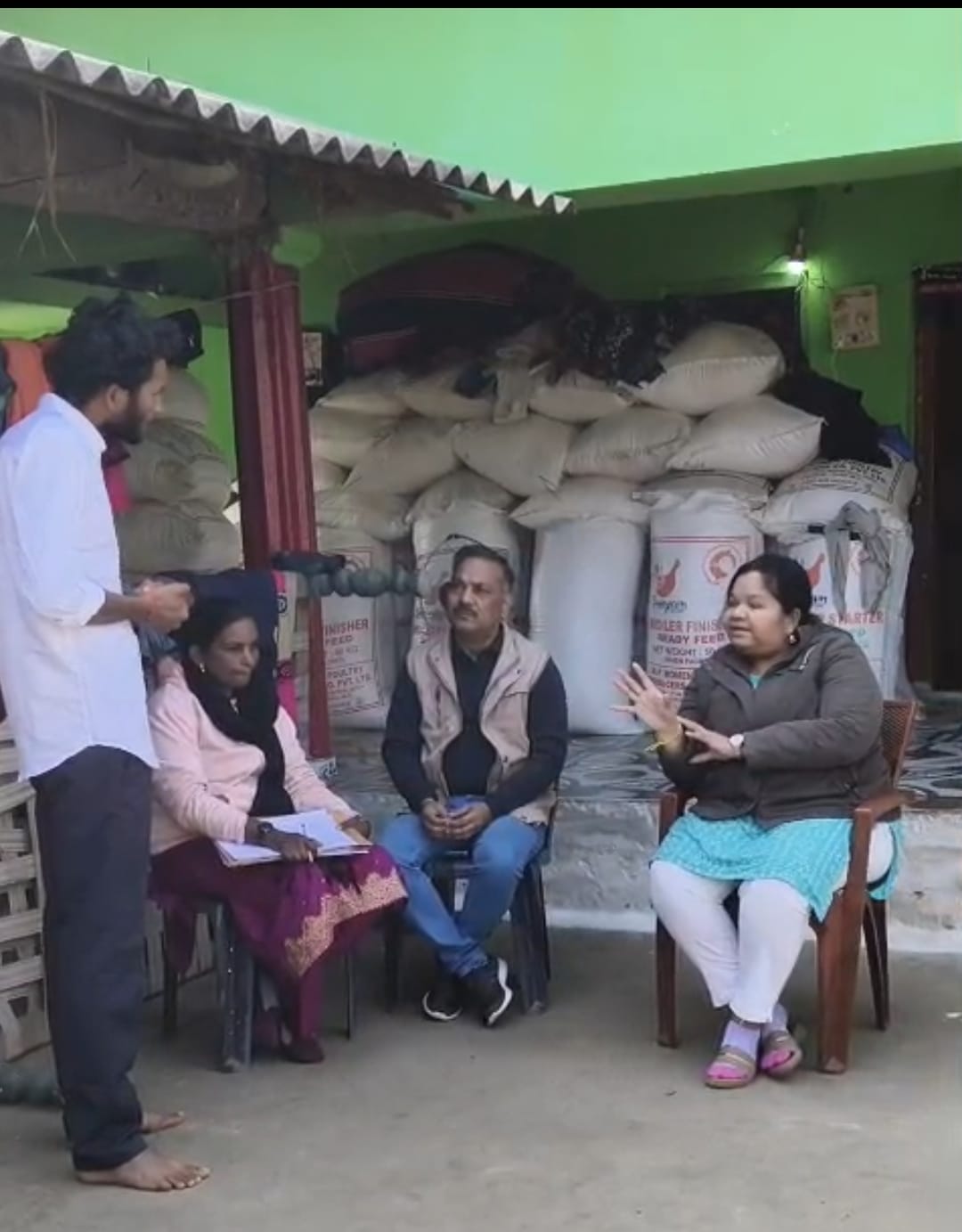 यश भारत की खबर का असर : सेहरा टोला आंगनवाड़ी केन्द्र में भोजन वितरण में लापरवाही पर कलेक्टर ने परियोजना अधिकारी को थमाया नोटिस, सुपरवाइजर के विरुद्ध होगी विभागीय जांच 2 IMG 20251214 WA0025