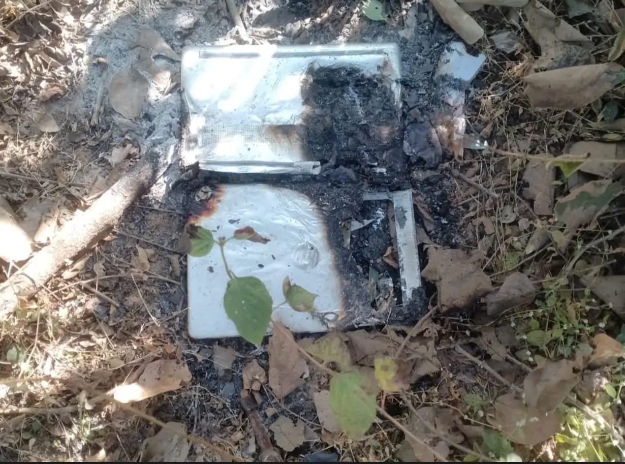 जंगल में पेड़ से लटका मिला छात्र का शव, पास में मिला जला हुआ लैपटॉप, गुत्थी सुलझाने में जुटी पुलिस 2 IMG 20251218 WA0947