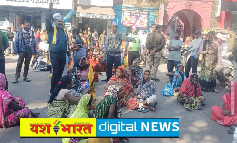 आम आदमी पार्टी ने घेरा नगर निगम दफ्तर, सड़क पर दिया धरना, पूरा शहर जाम, वाहनों की लगीं कतारें 1 IMG 20251210 140308