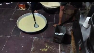 गंदगी, कीट और बिना लाइसेंस मिष्ठान्न, फूड सेफ्टी टीम का ताबड़तोड़ छापा, दुर्गा सेवा भण्डार पर उत्पादन रोक 6 IMG 20251210 220719