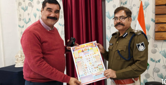 अरुणोदय पंचाग देखकर कलेक्टर संदीप जी आर के चेहरे पर खिली मुस्कान 2 Screenshot 20251231 105329.WhatsApp