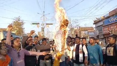 बांग्लादेश में हिंदुओं पर अत्याचार के विरोध में गोहलपुर चौक पर पुतला दहन 7 Untitled 4 copy 18