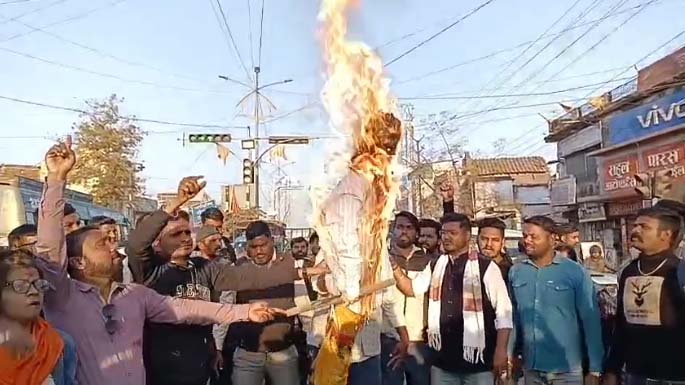 बांग्लादेश में हिंदुओं पर अत्याचार के विरोध में गोहलपुर चौक पर पुतला दहन 1 Untitled 4 copy 18
