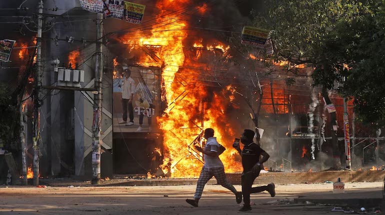 हिंदुओं पर अत्याचार जारी, इस्लामी कट्टरपंथियों ने फिर हिंदू के घर में लगाई आग 1 Untitled 7 copy 10