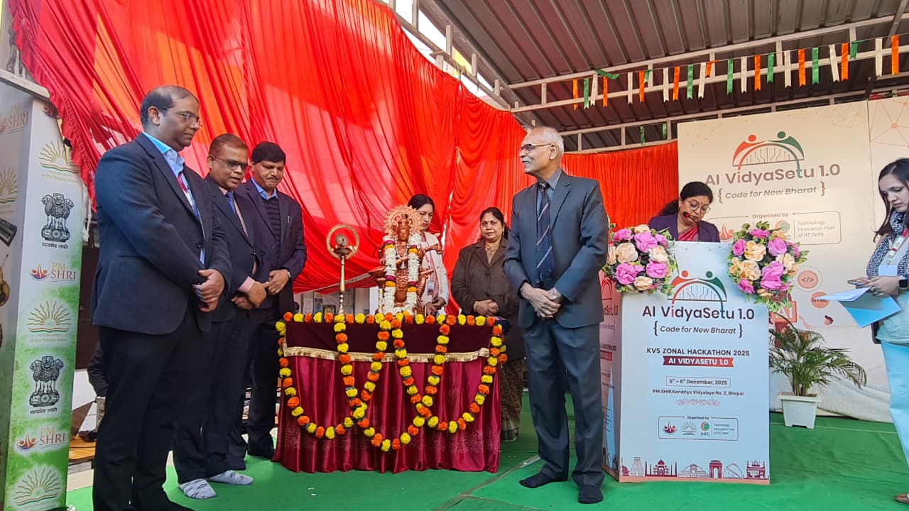 नवाचार का महाकुंभ: केवीएस जोनल हैकेथॉन में 351 प्रतिभागियों ने दिखाया तकनीकी कौशल 4 WhatsApp Image 2025 12 05 at 16.21.48 1
