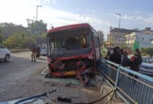 भोपालः कार को बचाने के चक्कर में लाल बस डिवाइडर से टकराई 13 WhatsApp Image 2025 12 07 at 15.30.24 e1765102222660