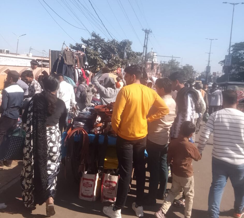 हमीदिया अस्पताल के सामने बीच सड़क पर सजी दुकानों से ट्रैफिक व्यवस्था वेंटिलेटर पर 2 WhatsApp Image 2025 12 09 at 13.47.59 e1765268781253
