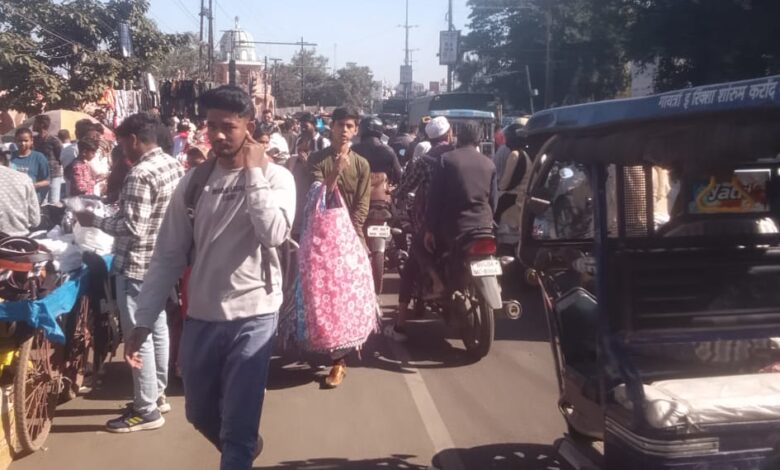 हमीदिया अस्पताल के सामने बीच सड़क पर सजी दुकानों से ट्रैफिक व्यवस्था वेंटिलेटर पर 1 WhatsApp Image 2025 12 09 at 13.48.05 e1765269311406