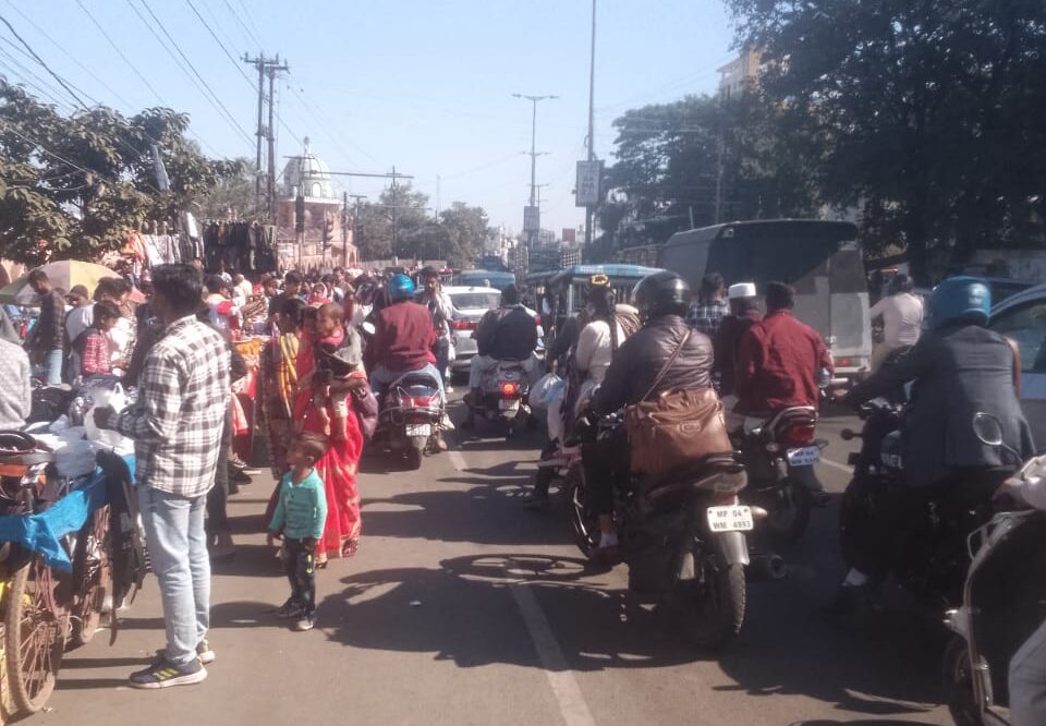 हमीदिया अस्पताल के सामने बीच सड़क पर सजी दुकानों से ट्रैफिक व्यवस्था वेंटिलेटर पर 3 WhatsApp Image 2025 12 09 at 13.48.06 e1765268804802