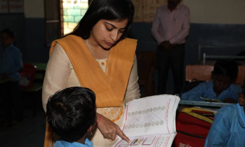 कलेक्टर ने लिया शिक्षकों का स्थान बच्चों से पूछे सवाल 1 WhatsApp Image 2025 12 12 at 11.36.12