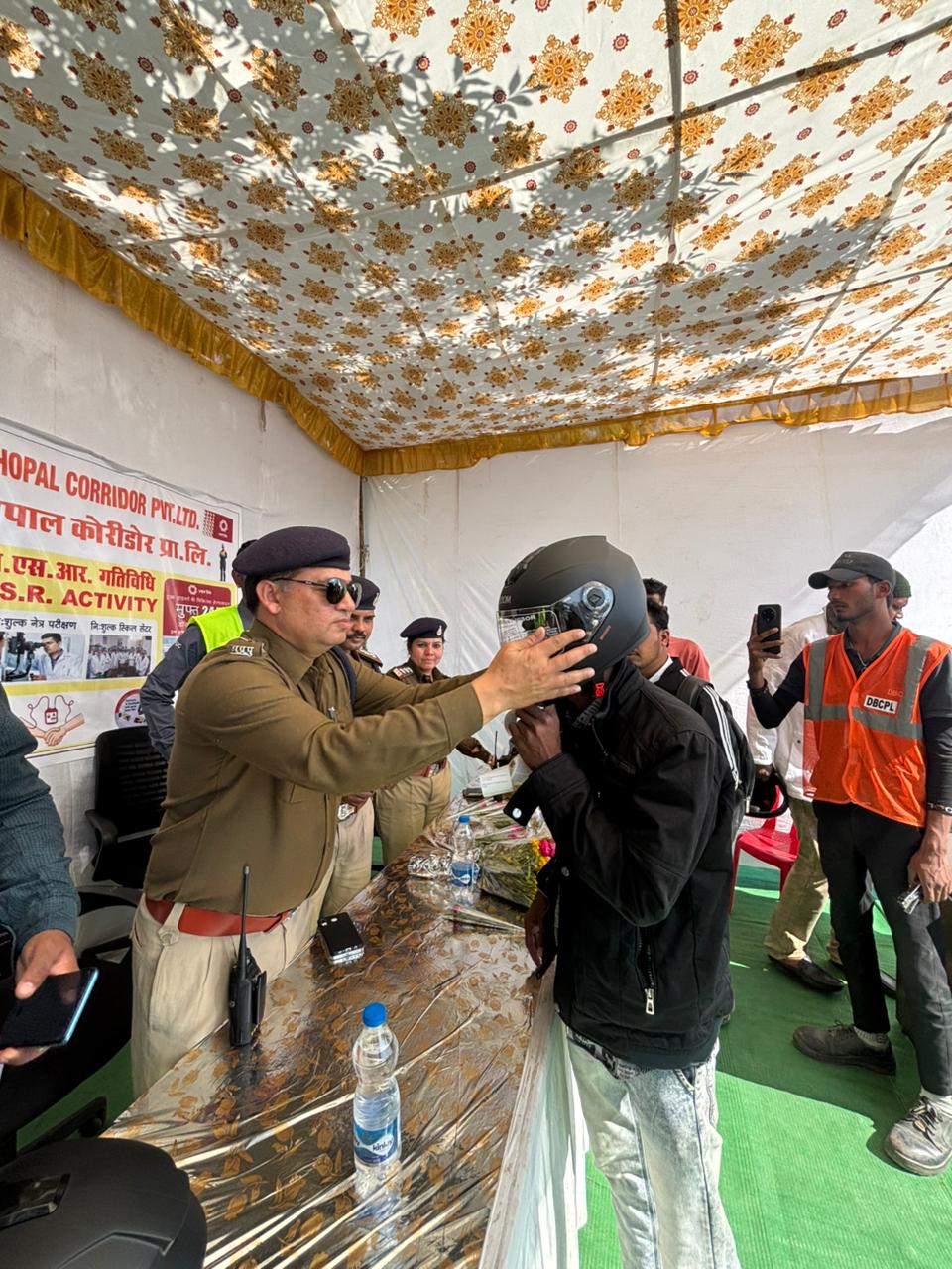 चालान कटाया तो मिला हेलमेट और गुलाब: भोपाल ट्रैफिक पुलिस की अनोखी पहल 3 WhatsApp Image 2025 12 17 at 19.36.57