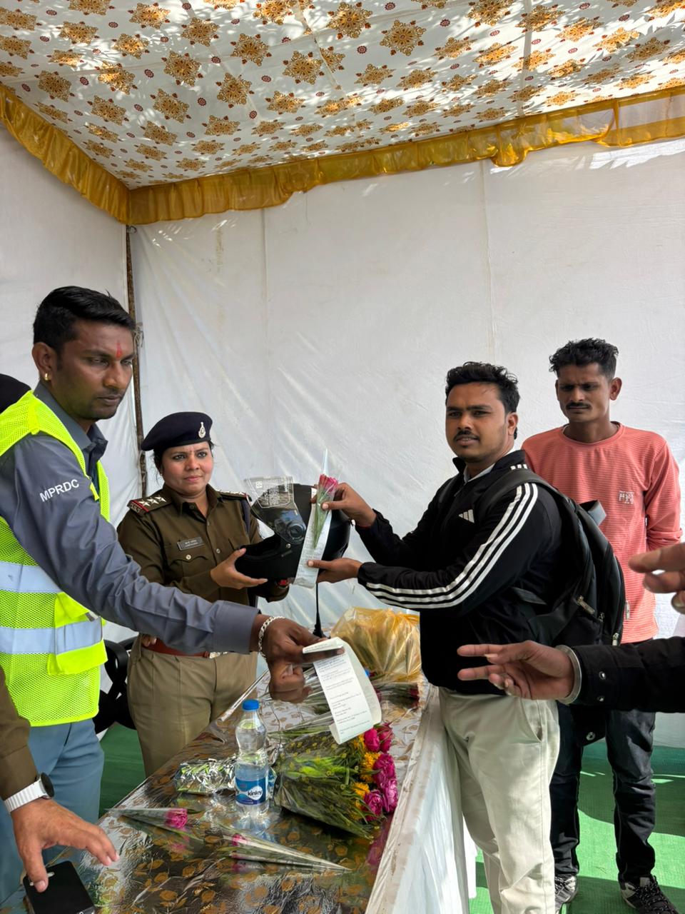 चालान कटाया तो मिला हेलमेट और गुलाब: भोपाल ट्रैफिक पुलिस की अनोखी पहल 2 WhatsApp Image 2025 12 17 at 19.36.59