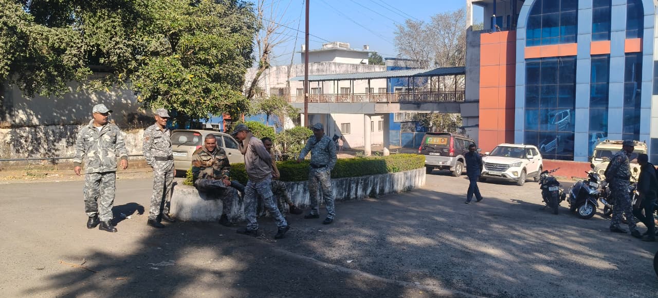 पुलिस मुख्यालय के सामने मांस से भरा ट्रक पकड़ाया, पशु चिकित्सालय में भारी पुलिस बल तैनात 4 WhatsApp Image 2025 12 18 at 11.46.47