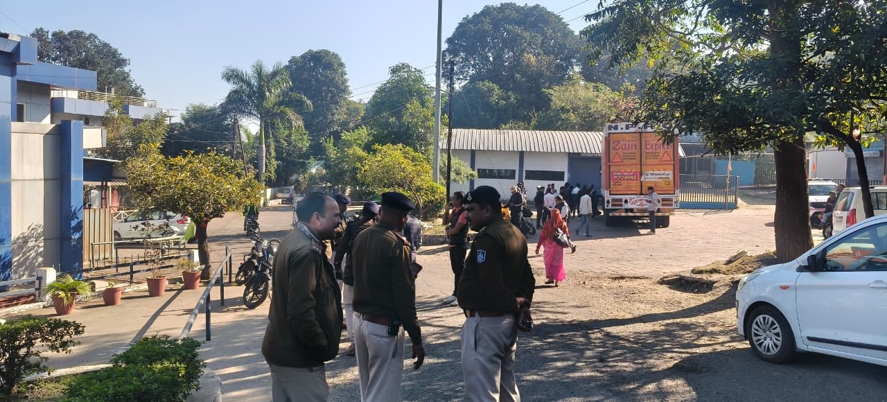 पुलिस मुख्यालय के सामने मांस से भरा ट्रक पकड़ाया, पशु चिकित्सालय में भारी पुलिस बल तैनात 2 WhatsApp Image 2025 12 18 at 11.46.48 1