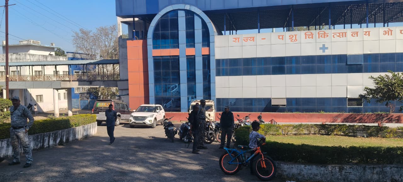 पुलिस मुख्यालय के सामने मांस से भरा ट्रक पकड़ाया, पशु चिकित्सालय में भारी पुलिस बल तैनात 3 WhatsApp Image 2025 12 18 at 11.46.48
