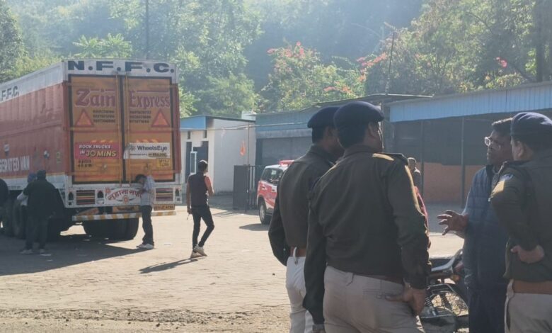 पुलिस मुख्यालय के सामने मांस से भरा ट्रक पकड़ाया, पशु चिकित्सालय में भारी पुलिस बल तैनात 1 WhatsApp Image 2025 12 18 at 11.46.49