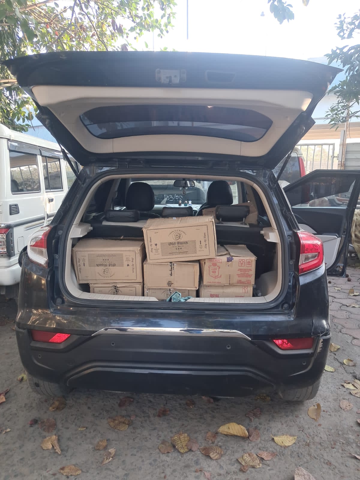 भोपालः थाने के पास बने गोदाम पर क्राइम ब्रांच का छापा, 60 लाख की अवैध शराब जब्त 2 WhatsApp Image 2025 12 20 at 12.20.30