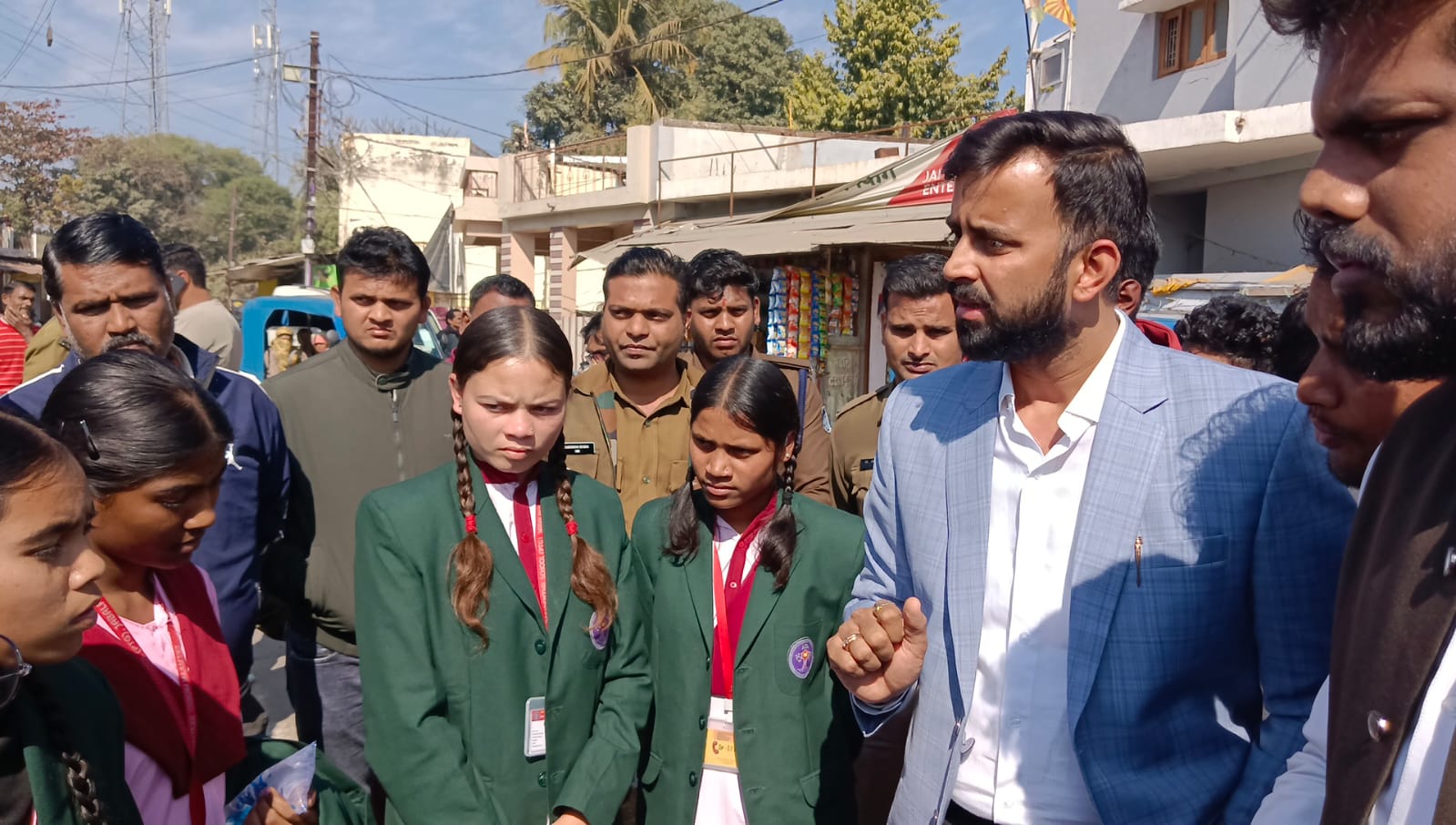 प्रिंसिपल के व्यवहार से परेशान होकर सड़कों पर उतरे छात्र 2 WhatsApp Image 2025 12 29 at 12.36.32