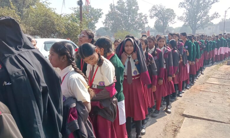 प्रिंसिपल के व्यवहार से परेशान होकर सड़कों पर उतरे छात्र 1 WhatsApp Image 2025 12 29 at 12.36.49