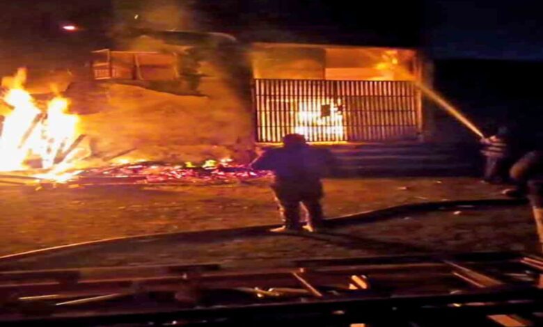 भानपुर फर्नीचर फैक्ट्री में भीषण आग: 7 लोग फंसे, तार से उतरते वक्त दो कर्मचारी घायल 1 aaag bhanpur