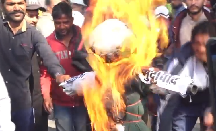 बांग्लादेश में हिंदुओं पर अत्याचार के खिलाफ भोपाल में आक्रोश, मुस्लिम समाज ने फूंका पुतला 1 bangla