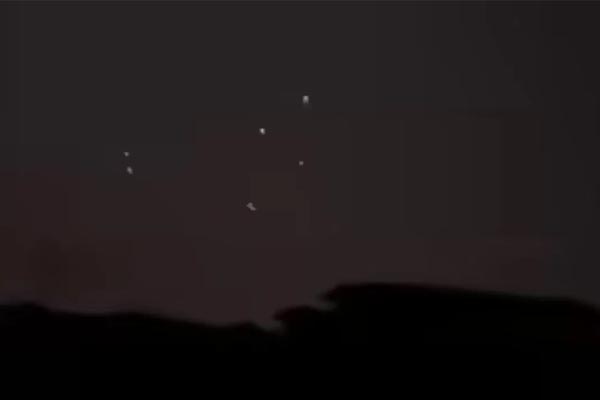 “गणतंत्र दिवस से पहले सीमा पर हलचल तेज: LoC पर दिखे 5 पाकिस्तानी ड्रोन, सुरक्षा बल हाई अलर्ट पर” 1 01 14